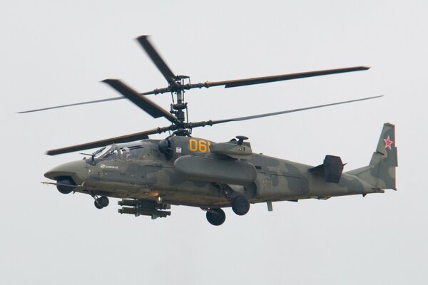 Helicóptero de combate KA-52 en vuelo en Servicio militar