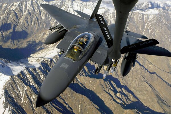 Reabastecimiento de combustible de un avión militar, fotos de montañas desde la cabina de un avión de combate