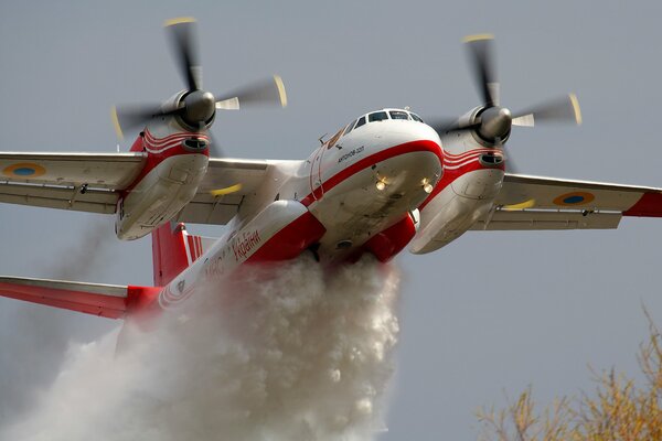Пожарный самолет сбрасывает воду