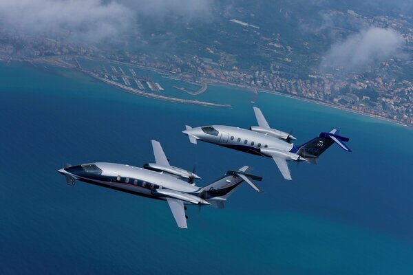 Avions planant dans le ciel au-dessus de la mer