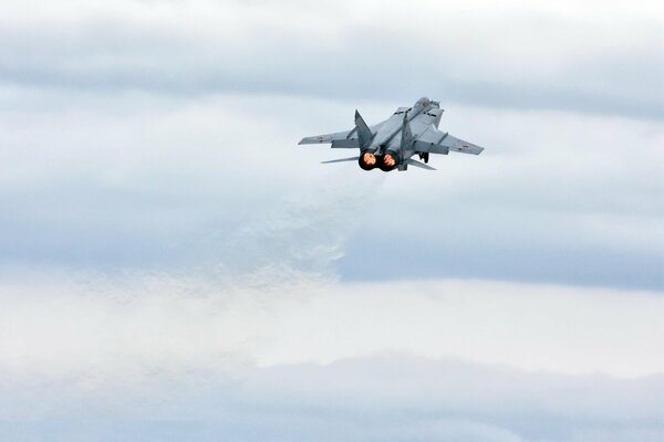 MiG-31 wykonuje eksplorację przestrzeni chmur