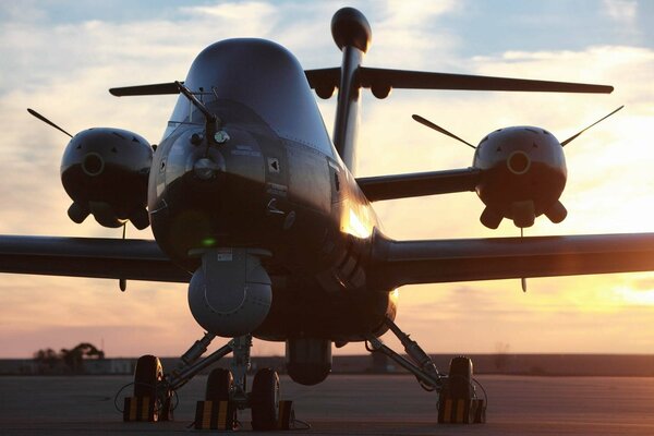 Un ejemplo De gran aviación en el fondo de la puesta de sol