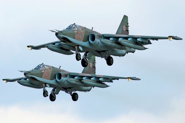 Dwa samoloty Su-25 w locie na tle nieba