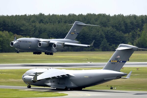 Landing and take-off at the aircraft base