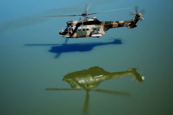 Immagini di riflessione delle pale dell aereo in acqua