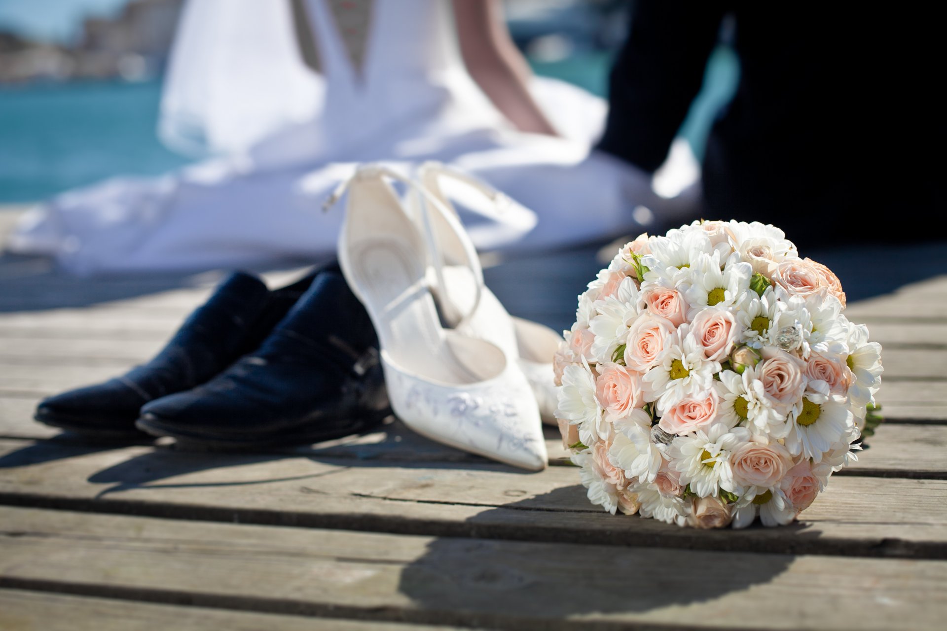 wedding bouquet flowers roses brides groom shoe