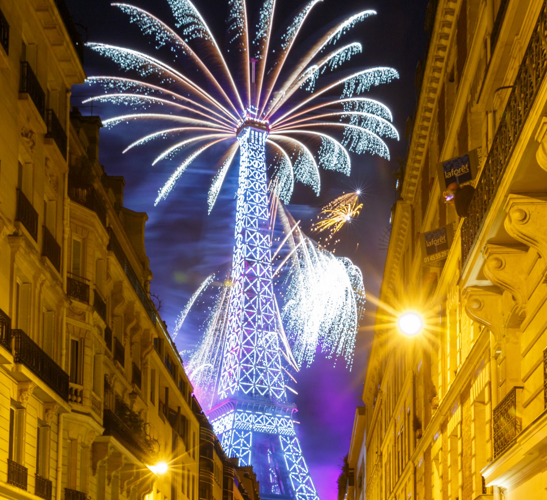 giorno della bastiglia parigi francia 14 luglio 2015 saluto fuochi d artificio torre case strada