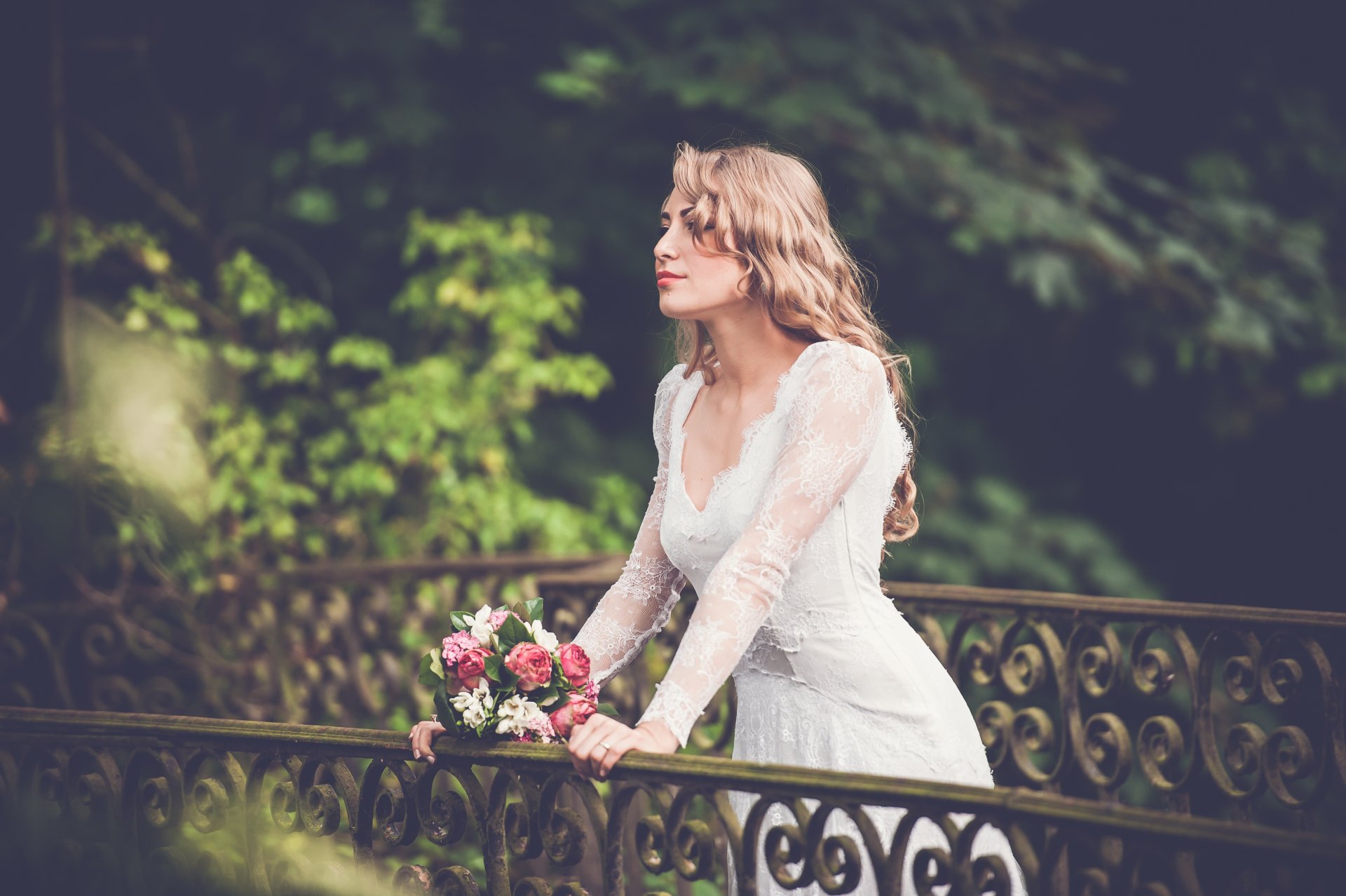 ragazza sposa bouquet abito bianco