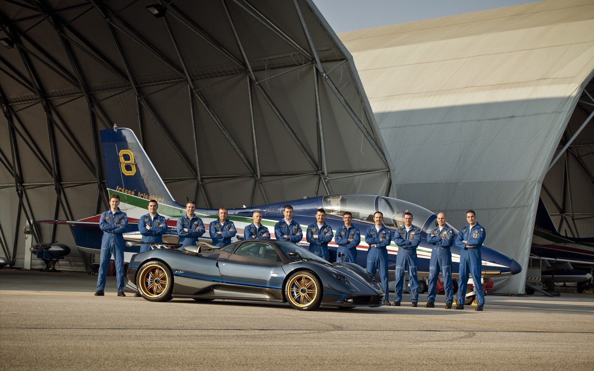 hangar avión pagani zonda pilotos