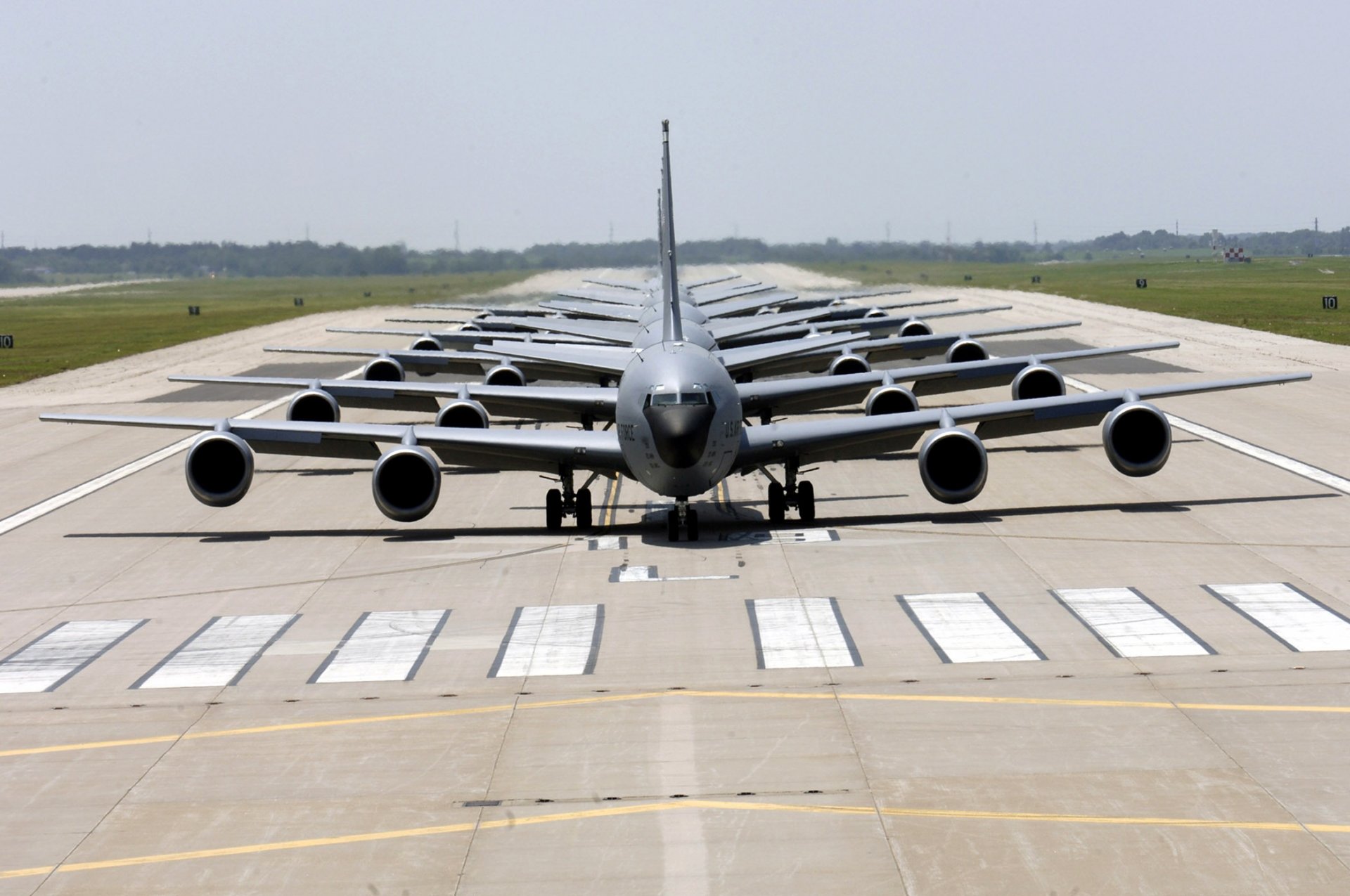 amerikanische transportflugzeuge startbahn flughafen