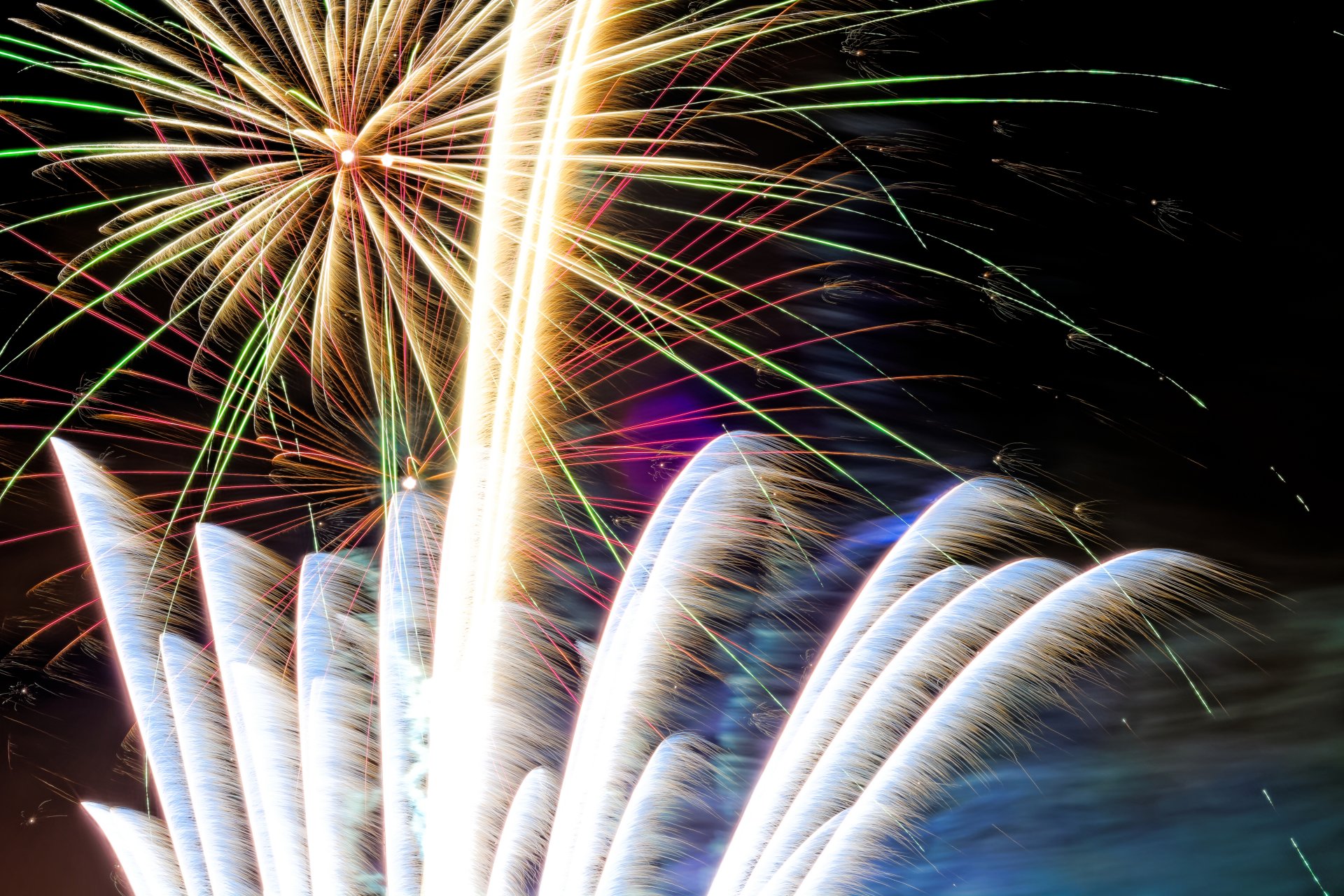 fuegos artificiales increíble israel años vacaciones fiesta linternas verde rojo amarillo auge azul noche nubes lanzamiento