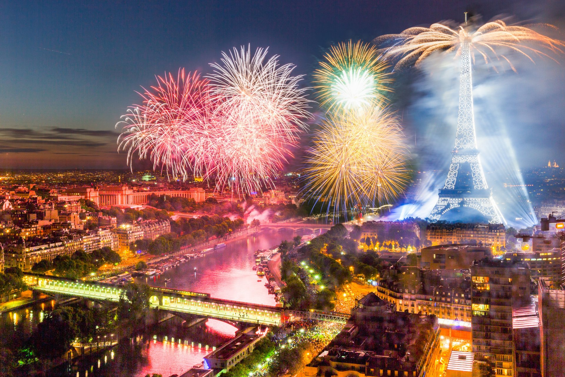 jour de la prise de la bastille paris france 14 juillet 2015 salut feux d artifice tour