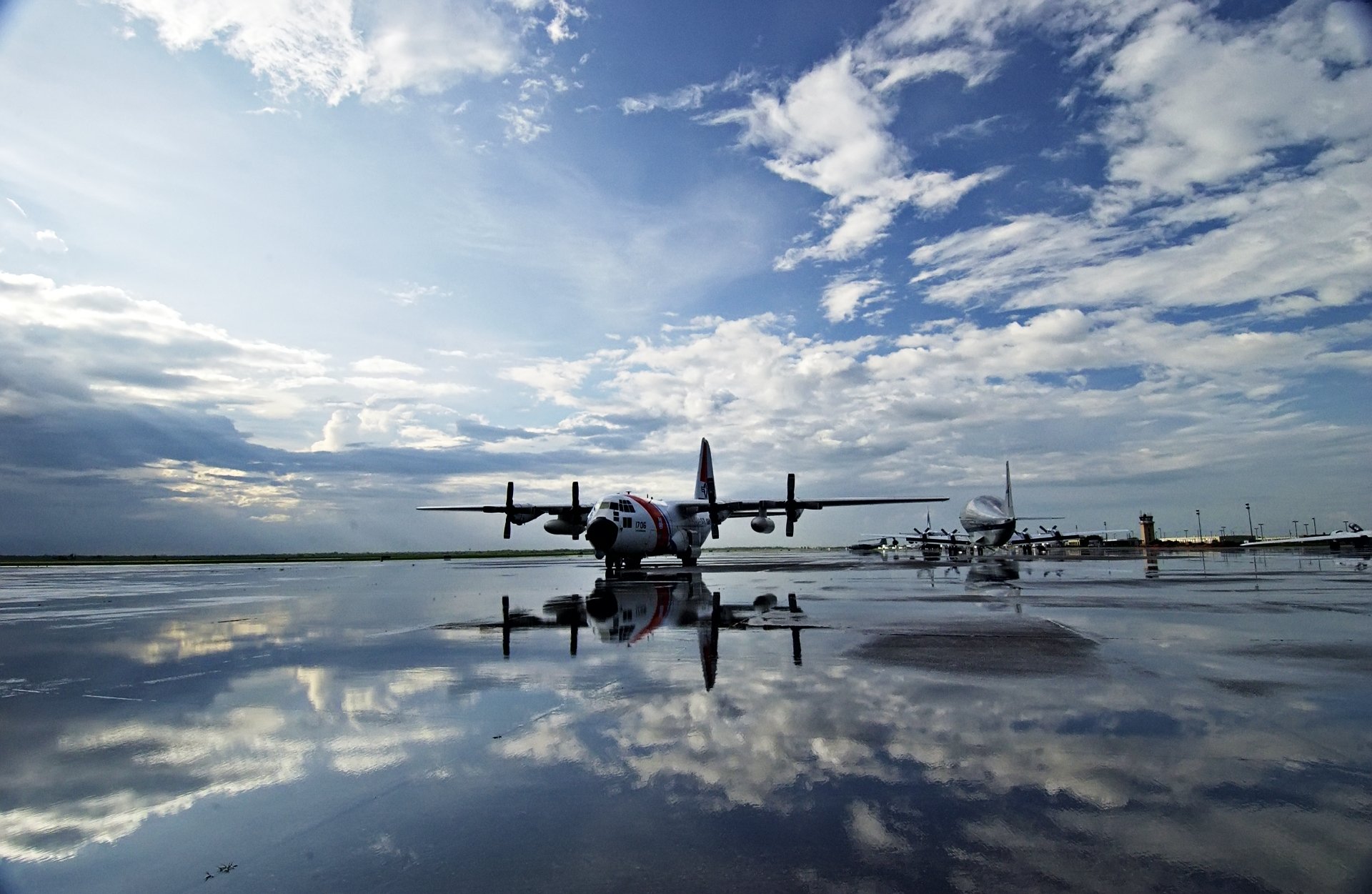 flugzeuge streifen wasser himmel