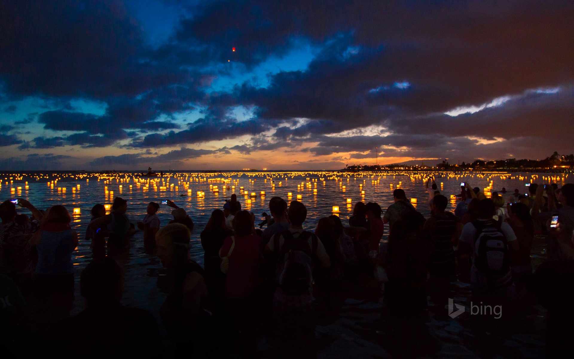 ala moana beach park oahu hawaii gente linternas noche