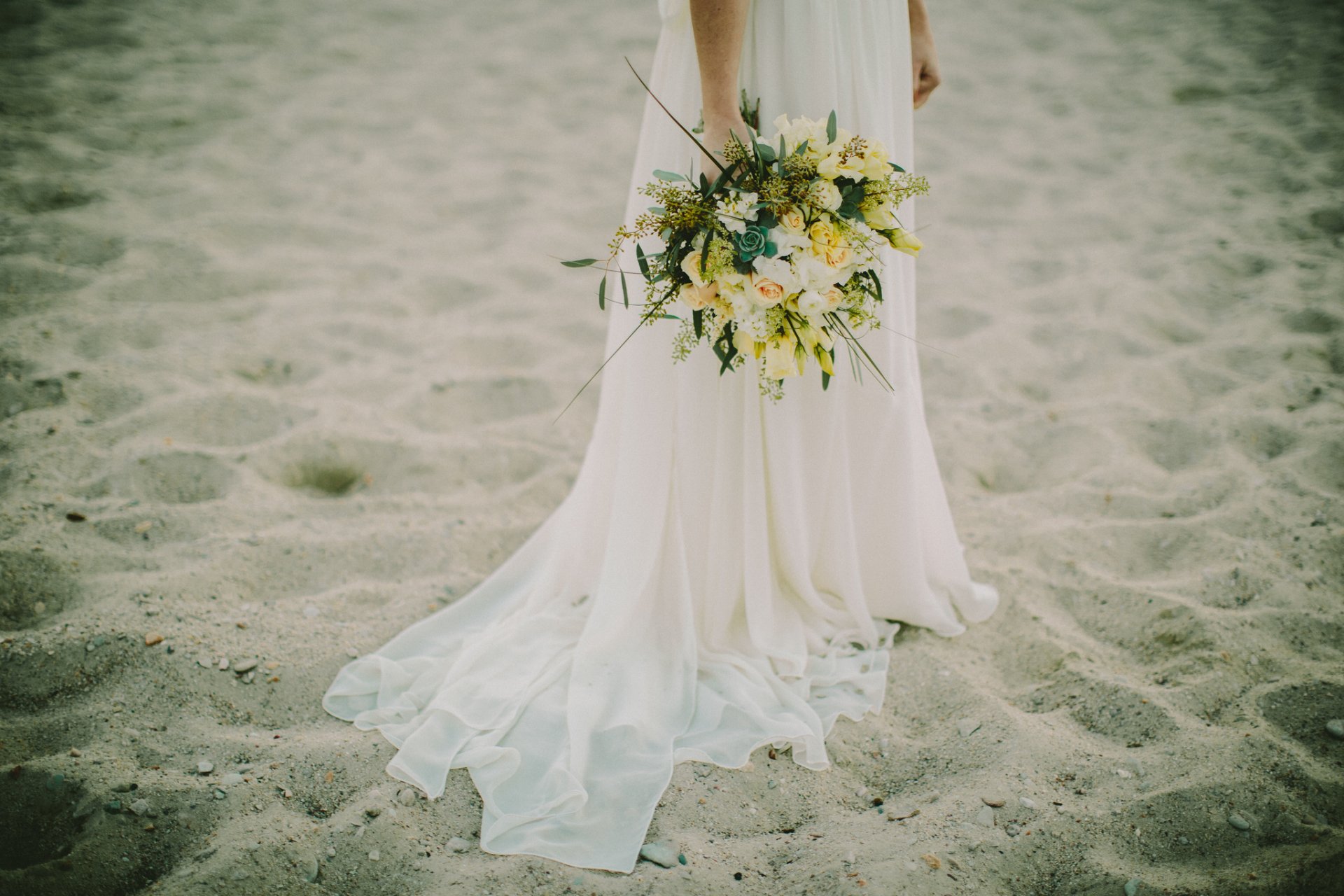 vestido novia blanco playa arena ramo flores