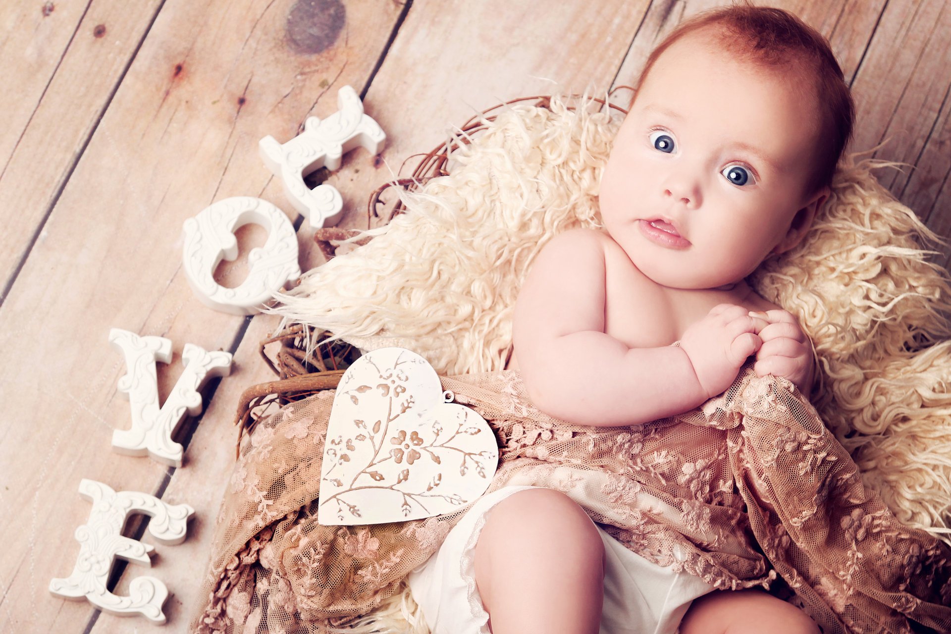 hermosa niña bebé feliz ojos azules amor feliz sonrisa juego niña bebé niños grandes ojos azules lindo lindo corazón