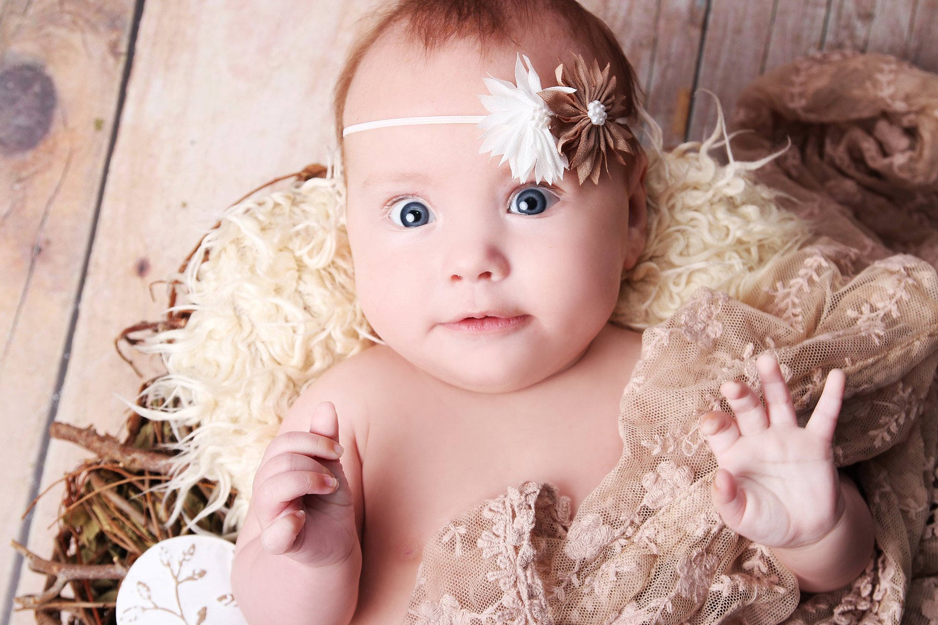 bebé feliz grandes ojos azules hermosos niña recién nacido hermoso divertido niña recién nacido niños