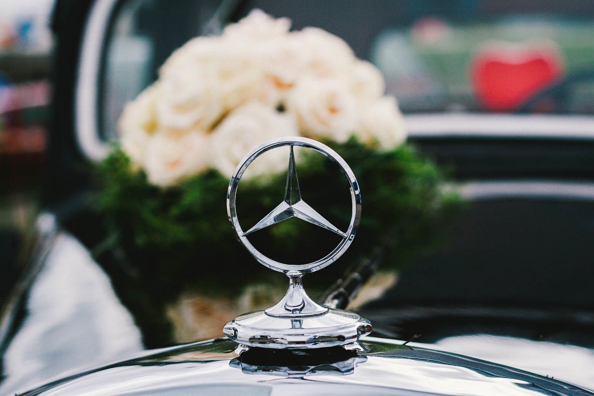 mercedes symbol blumenstrauß hochzeit rosen weiß