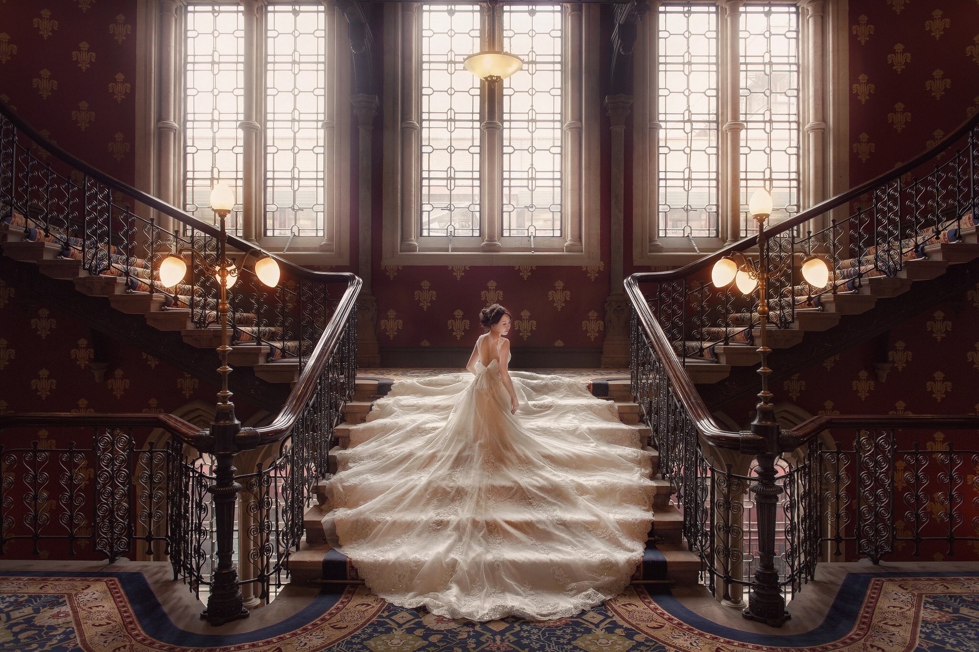 hochzeit braut hochzeitskleid kleid treppe laternen fenster