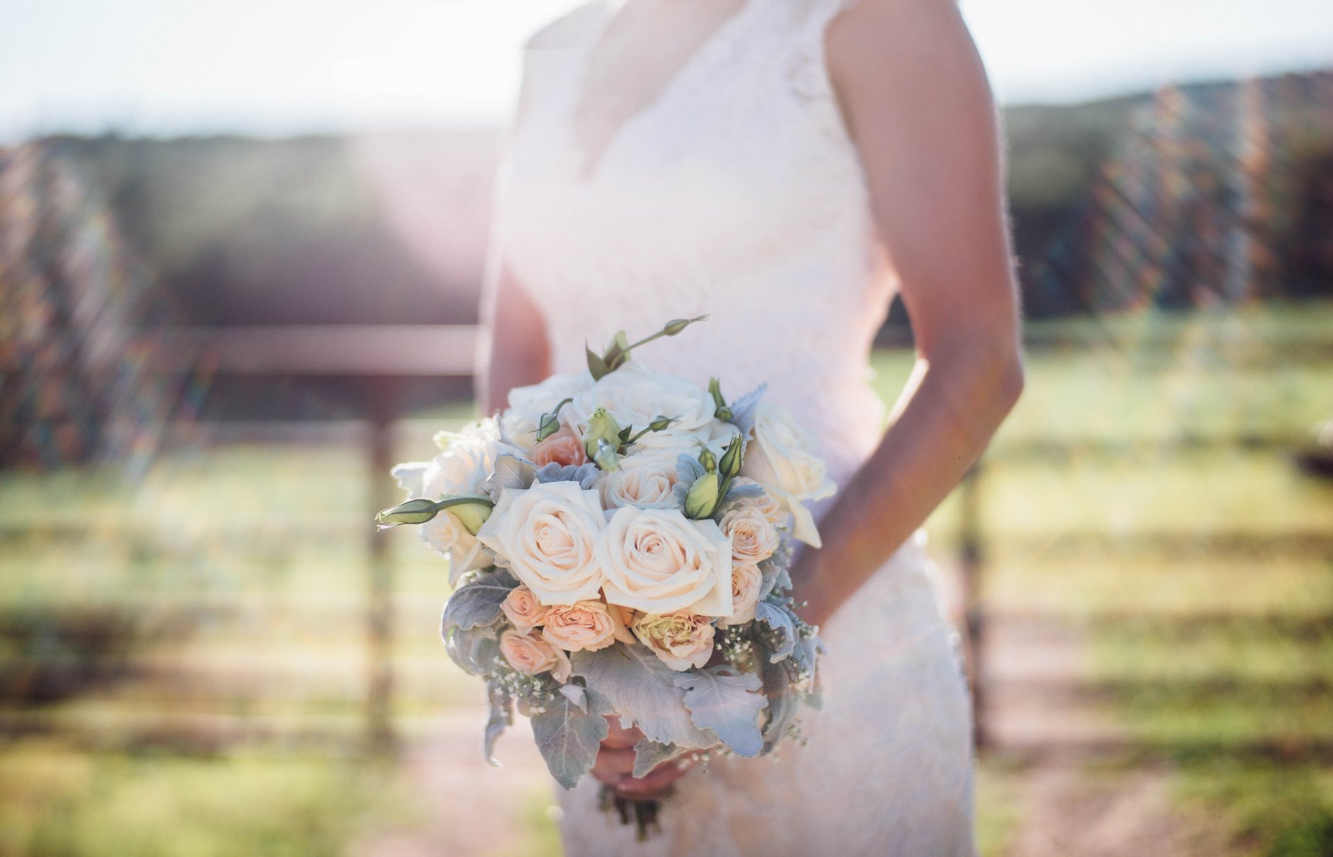 braut blumen blumenstrauß rosen kleid