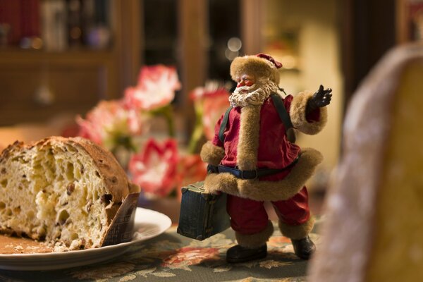 Statuetta di Babbo Natale sul tavolo