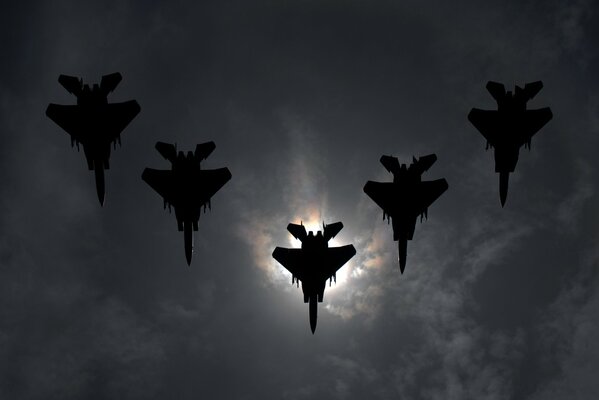 Cinque aerei da combattimento in volo nel cielo scuro della sera