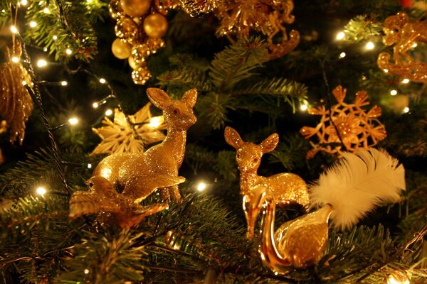 Juguetes de Navidad en las ramas