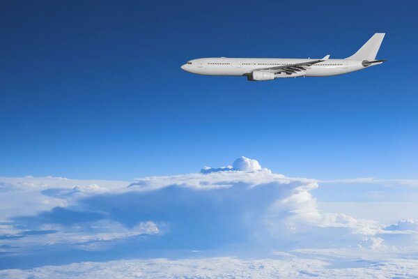 Fliegen über den Wolken. Ein ganzes mit einer Wolke