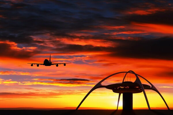 Hermosa foto del avión en el fondo de la puesta de sol