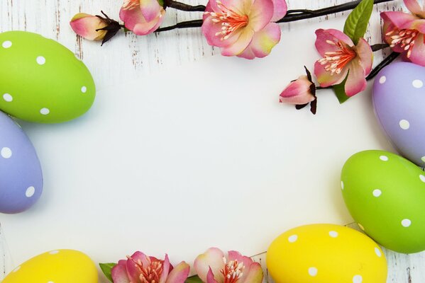 Oeufs de Pâques avec des fleurs sur la table