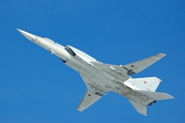 Russisches Flugzeug auf einem blauen Himmelshintergrund