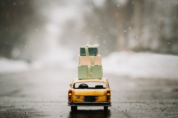 La voiture jaune porte trois cartons sur les toits