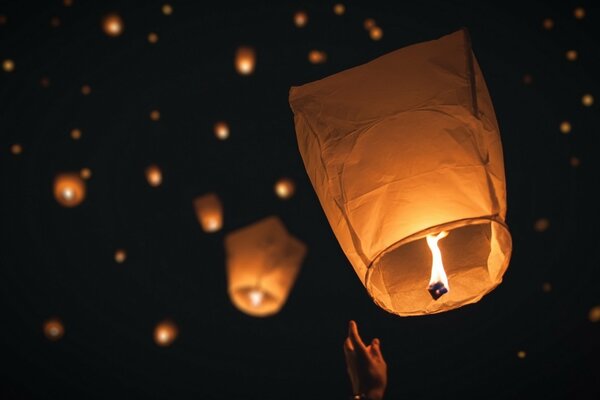 Lanternes lumineuses dans le ciel nocturne