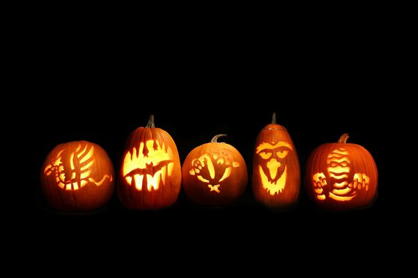 Zucche di Halloween luminose con disegni diversi