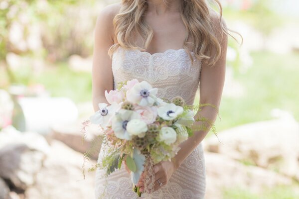 Hermoso ramo de novia en manos de la novia