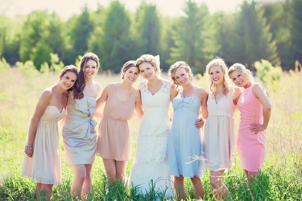 Siete hermosas novias dando una sonrisa