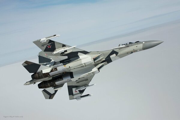 Avion de chasse militaire russe vole dans le ciel