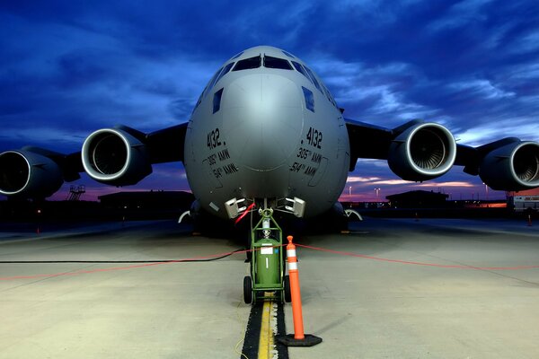 Gros avion militaire à l aéroport