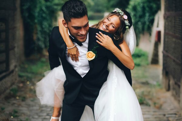 Glückliche Braut und Bräutigam bei der Hochzeit