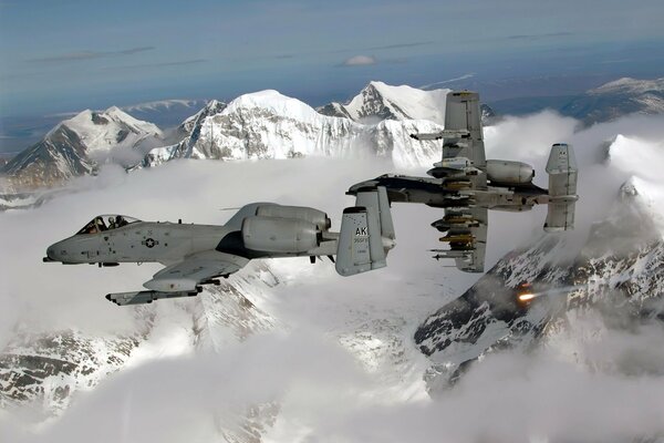 Avión vuela sobre montañas con nieve