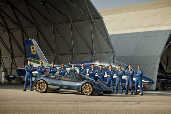 Yo o piloti in un hangar sullo sfondo di un aereo