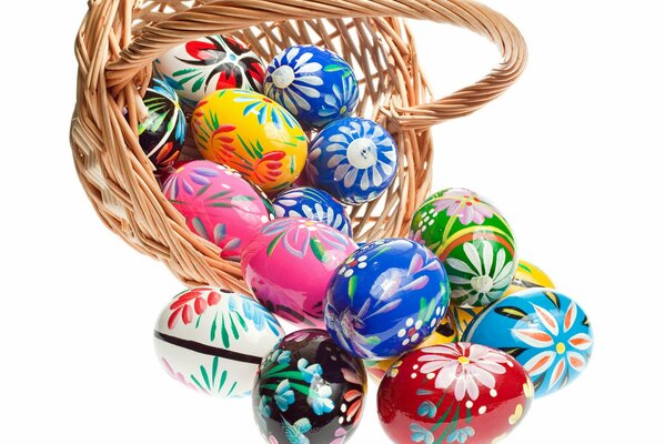 Cesta llena de coloridos huevos de Pascua