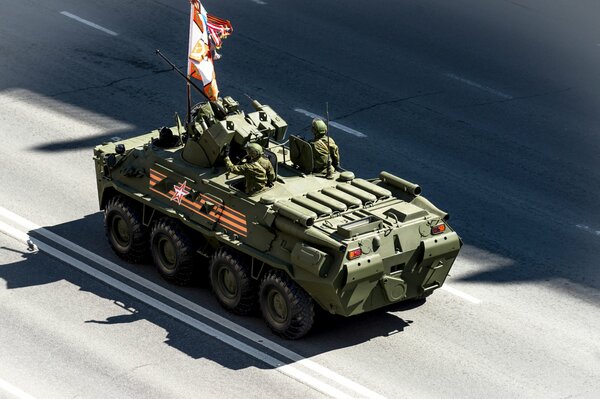 Gepanzertes Personaltransportunternehmen bei der Parade zum Siegestag in Russland