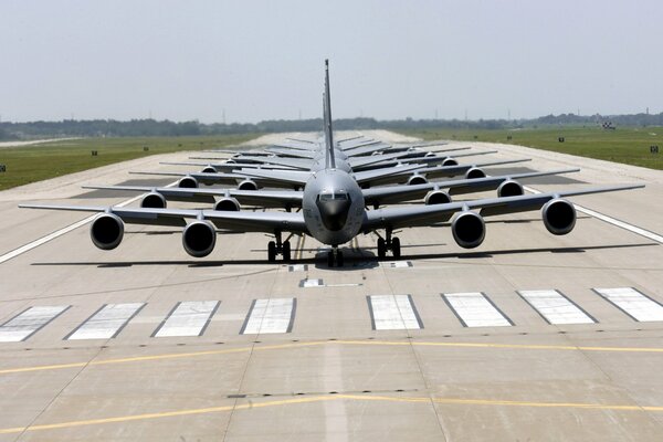 Avions de transport américains sur la piste