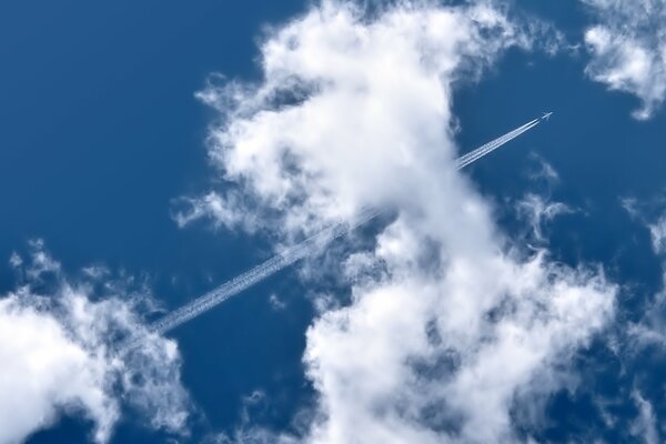 Rastro de un avión volando en el cielo