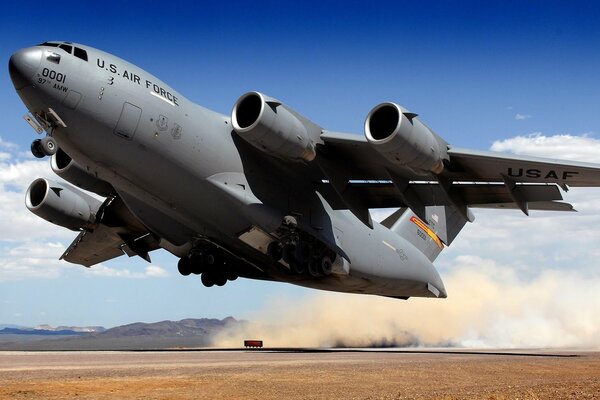 Avión militar C-17 en pista