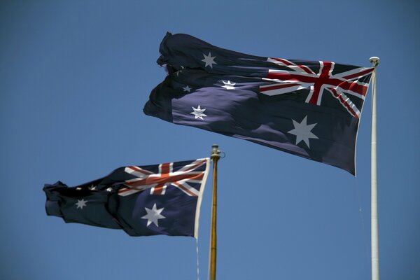 Die Fahnen flattern im Wind. Australien