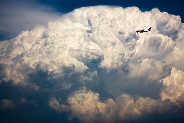 L avion traverse des nuages d orage