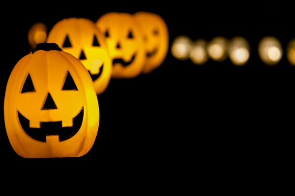 Kürbisse für Halloween auf schwarzem Hintergrund