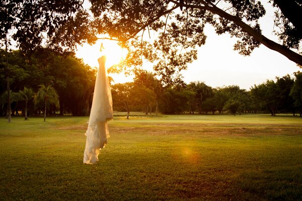 Sobre el fondo de la puesta de sol vestido blanco